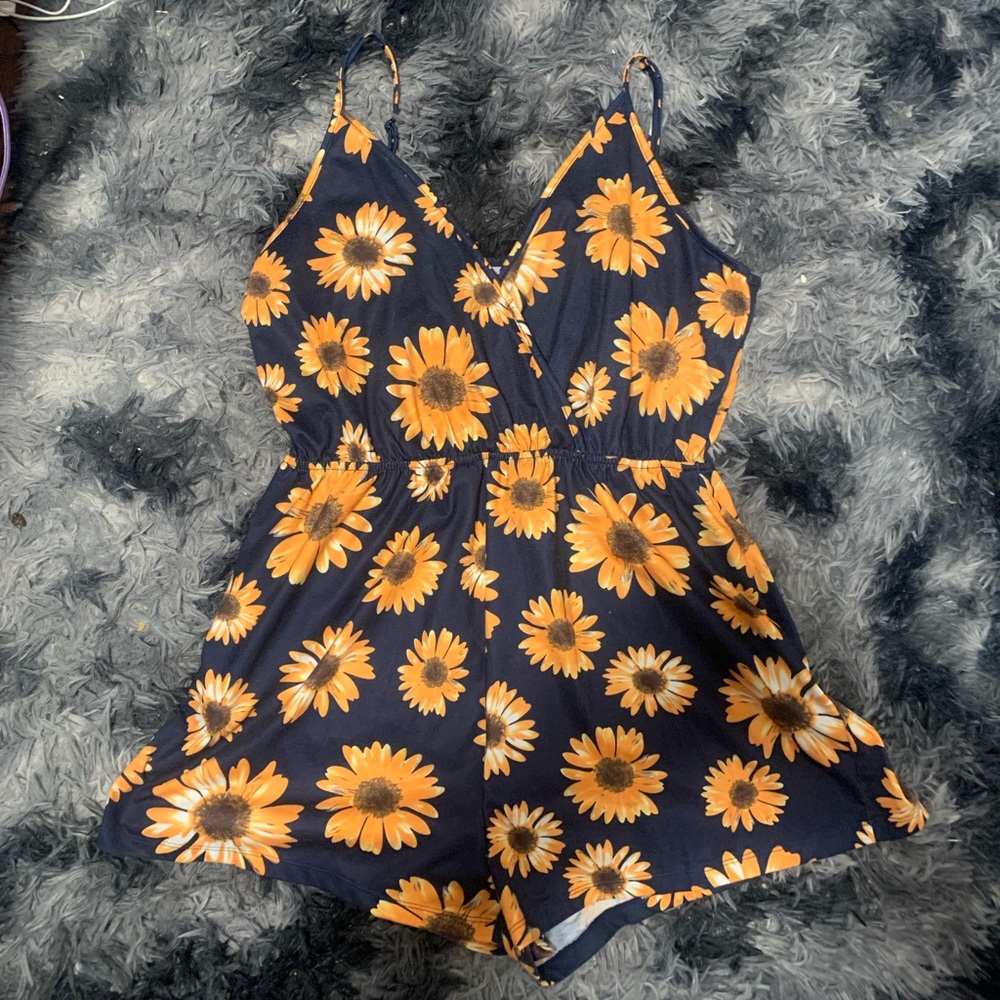 Navy blue sunflower romper from Amazon size XL, stretchy